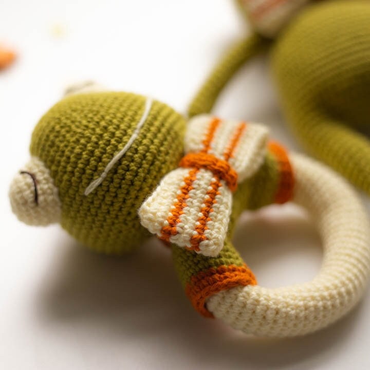 Grenouilles amigurumi au crochet - Hochet et jouet. Patron de crochet au format PDF.