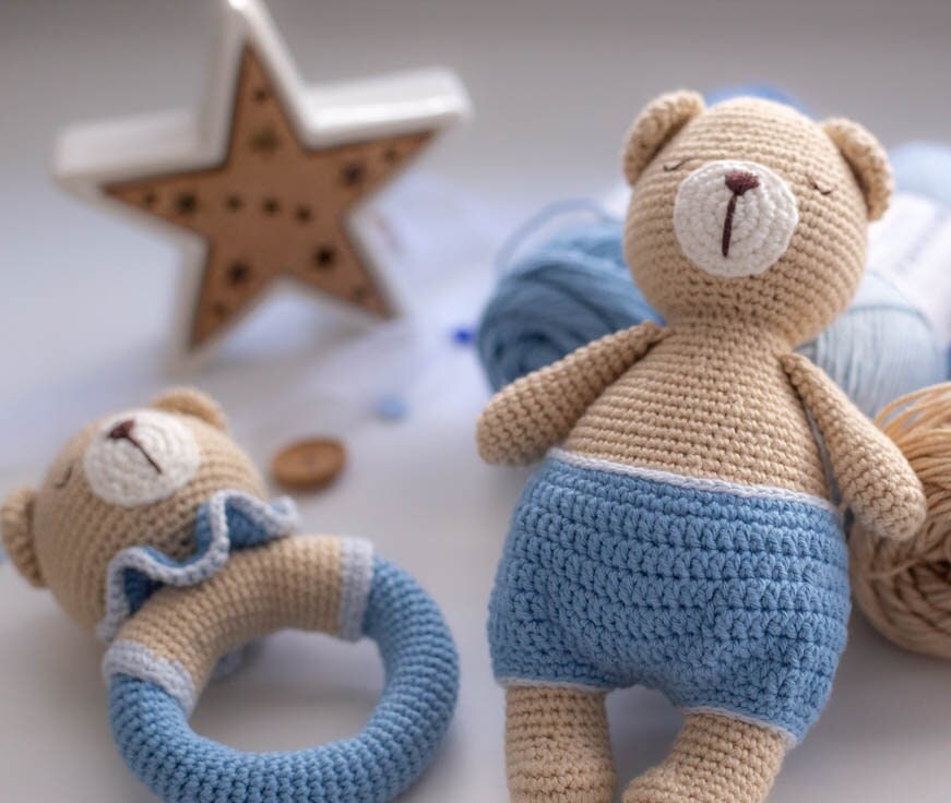Oursons amigurumi au crochet - Jouet et hochet au crochet. Patron de crochet en PDF.